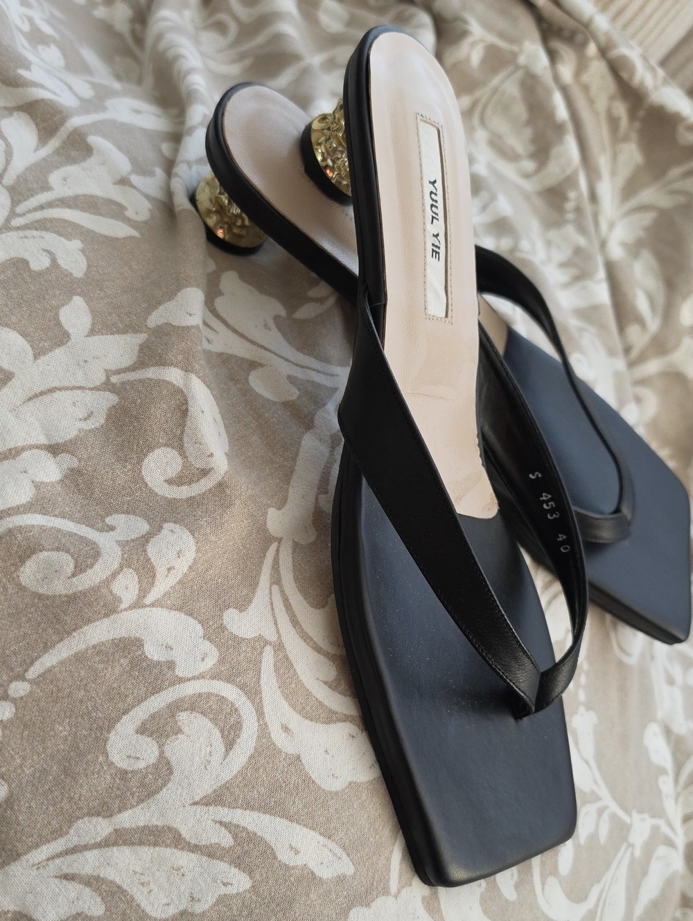 YUUL YIE Black Leather Square Toe Thong Sandals Sculptural Gold Heel 40